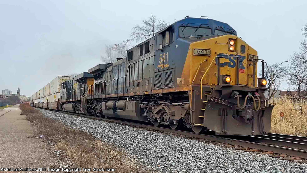 CSX 541 leads the I137,